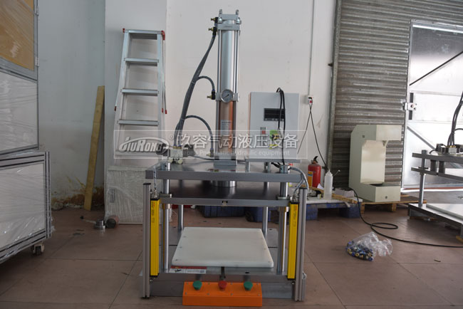 氣液壓鉚機(jī)調(diào)模具高低的正確步驟